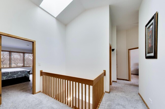 Building Photo - 943 W Essex Pl