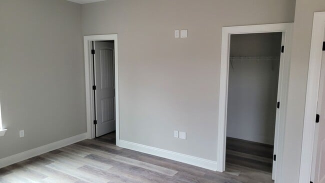 Building Photo - FULLY FURNISHED DUPLEX! 3BED 2BATH! ~ AVAL...