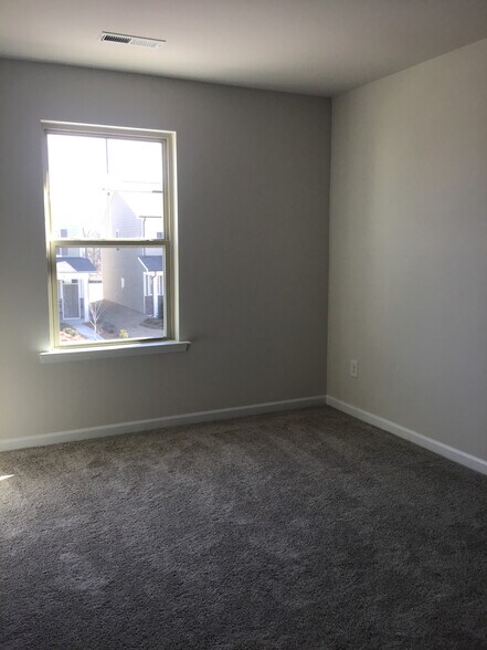 Building Photo - Room in House on Maylen Trace