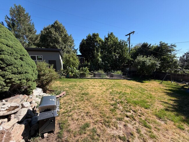 Building Photo - Spacious 4 Bed, 2 Bath Home with Fenced Yard