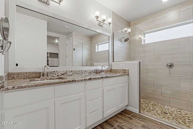 Building Photo - 253 Emerald Sun Dr