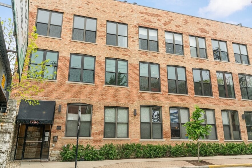 Building Photo - 1650 W Wrightwood Ave