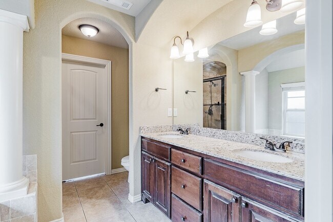 Building Photo - 602 SW Barn Valley Rd