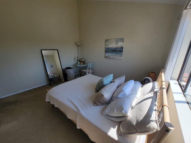 Master bedroom ( differen view facing North-East) - 2007 Ruhland Ave