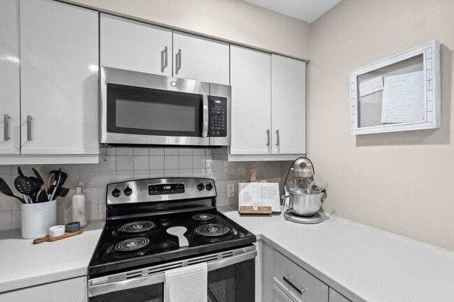 Building Photo - 100 Shearwater Ct E