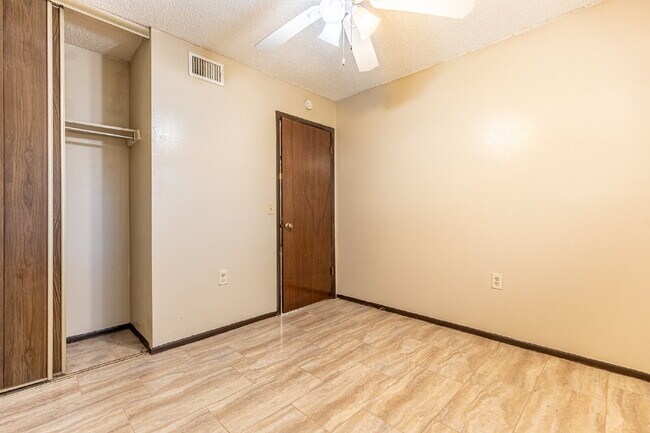 Building Photo - 2943 Keslake St