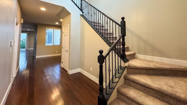 Building Photo - 4-bed, 2.5 bath, 2,498 sq ft home in Mount...