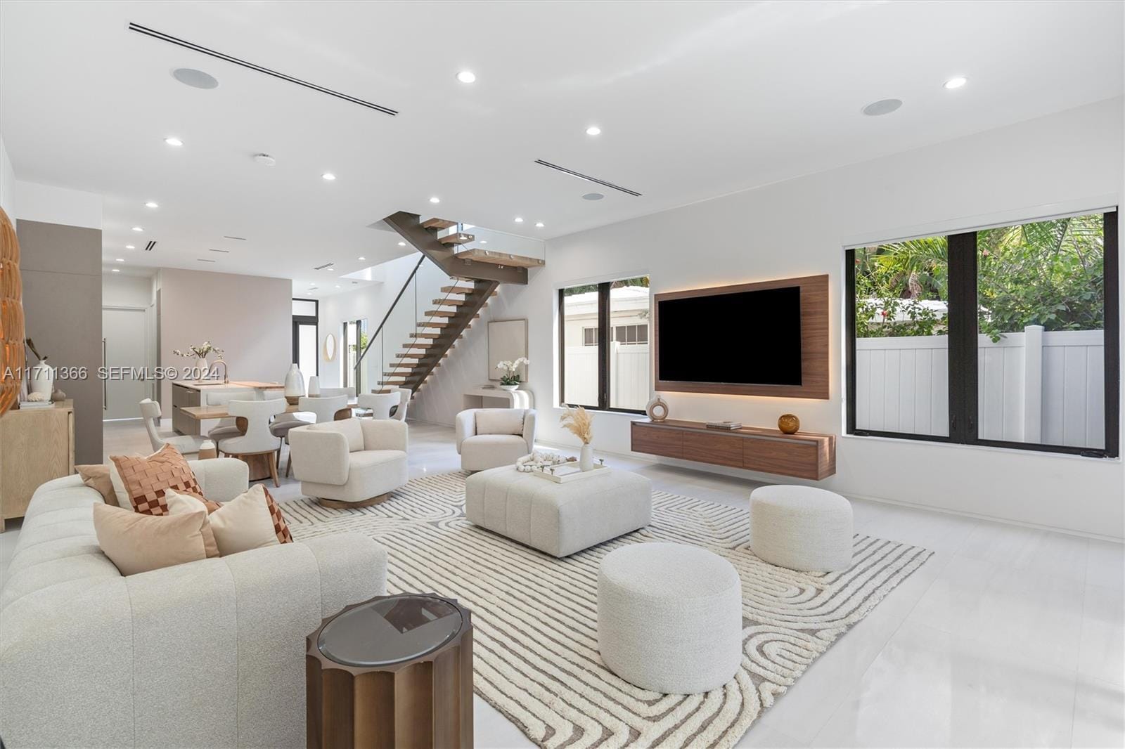 Building Photo - 1410 NE 5th St