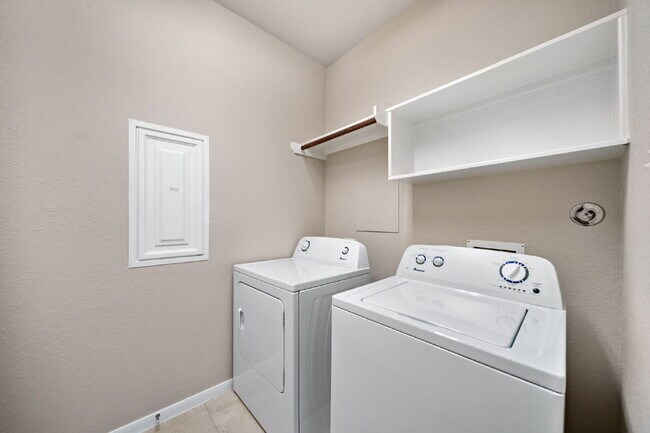 Building Photo - Exceptionally well-maintained Sterling Ridge Townhome boasts an array of desirable features!