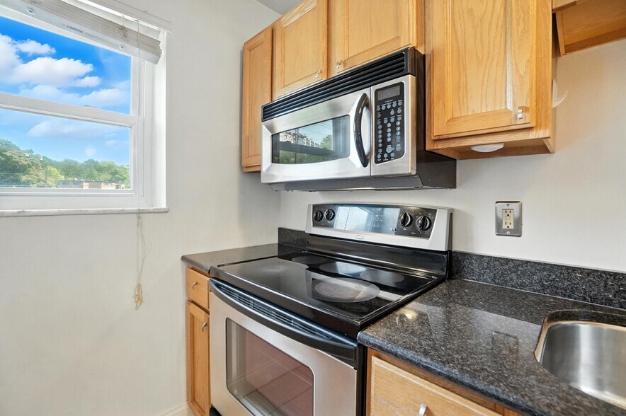 Building Photo - 2270 Madison Rd