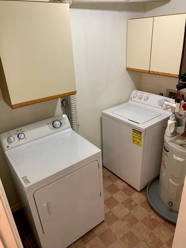 Building Photo - Gorgeous 2-Bedroom Townhome Near the Art Museum! One-Car Garage Included!