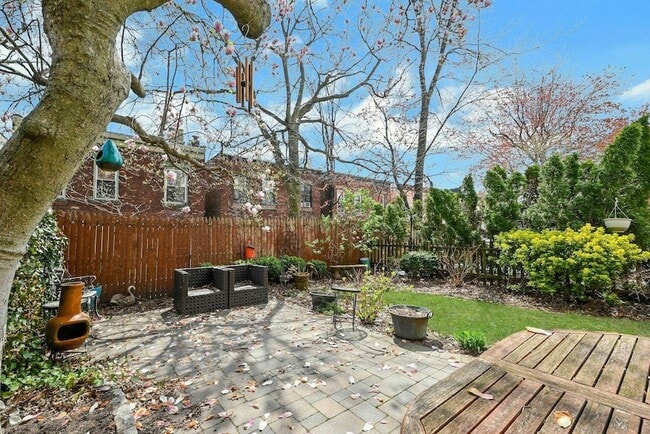 Building Photo - 158 Edgar St