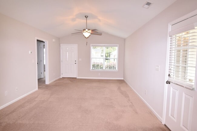 Building Photo - One Story Living 3 Bedroom 2 Bath Home