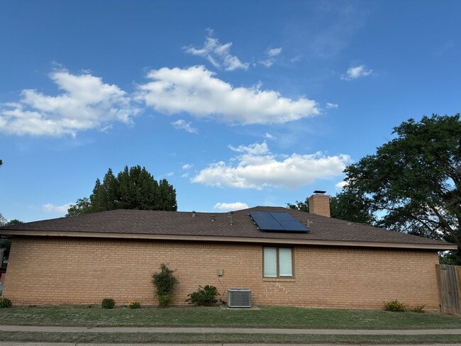 Building Photo - Three bedroom, two bath home available for lease!