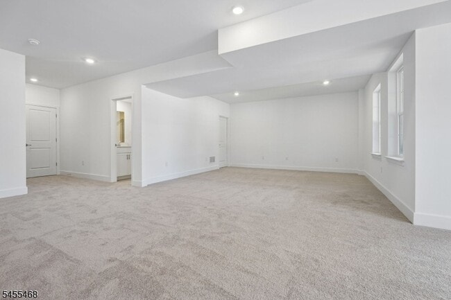 Building Photo - 52 Eastwood Ter