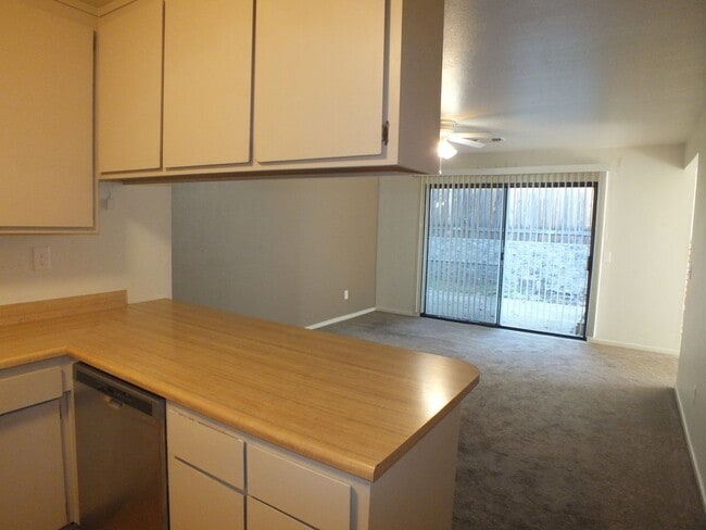 Building Photo - Rescue duplex 2/2 home with garage and fen...