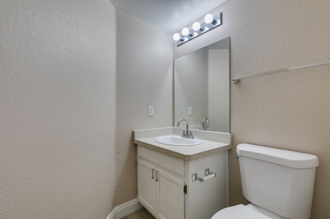 Building Photo - Stylish 2-Bedroom Townhome in Green Valley with Modern Upgrades & Prime Location!