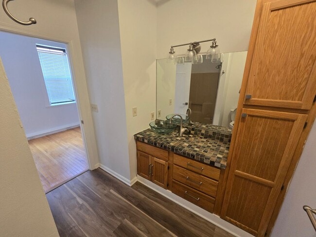 Building Photo - Beautiful and Spacious 1 Bedroom Apartment DOWNTOWN! MUST SEE!
