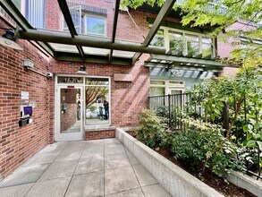 Building Photo - Renovated Studio in Capitol Hill with Rooftop City Views!!!!