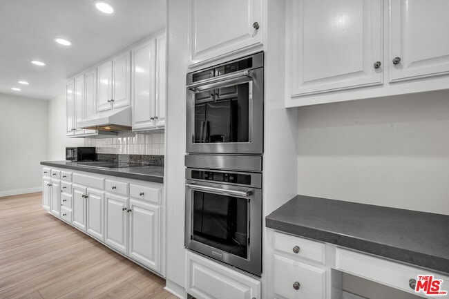 Building Photo - 320 N Maple Dr