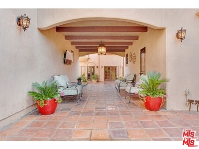 Building Photo - 725 Foothill Rd