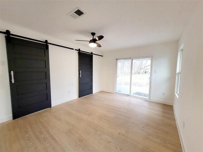 Building Photo - 317 W Houston Ave