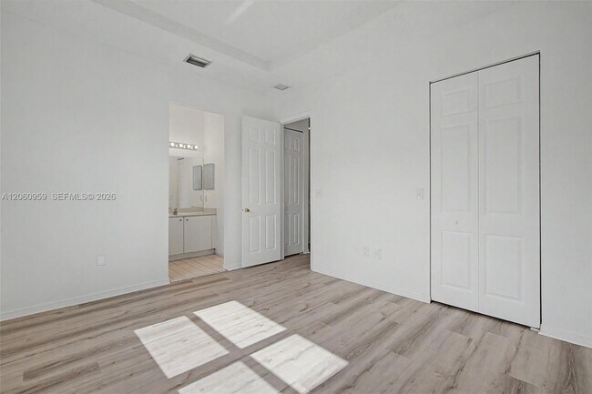 Building Photo - 975 NE 42nd Terrace