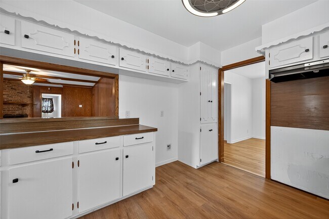 Building Photo - 8210 Edgemoor Dr