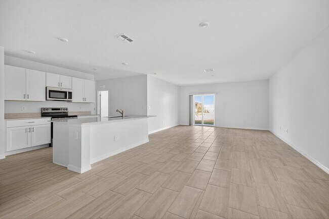 Building Photo - Brand New 6-Bed Available Now!