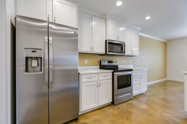 Building Photo - 5918 Southampton Pl