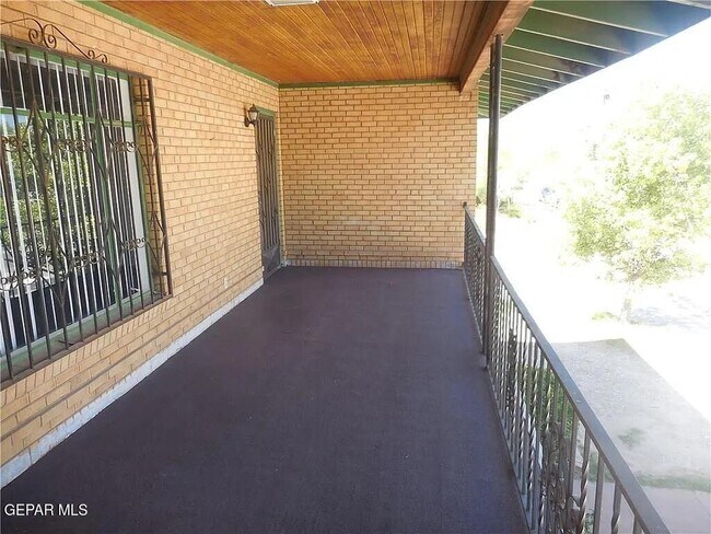 Building Photo - 814 W Yandell Dr