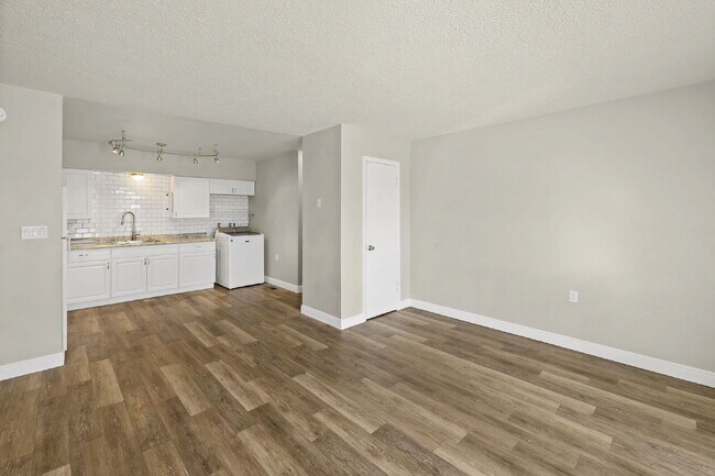 Building Photo - 402 Sunny Ln