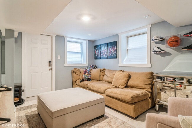 Building Photo - 4024 N Maplewood Ave