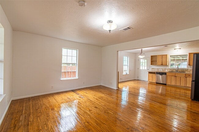 Building Photo - 633 Bradley St