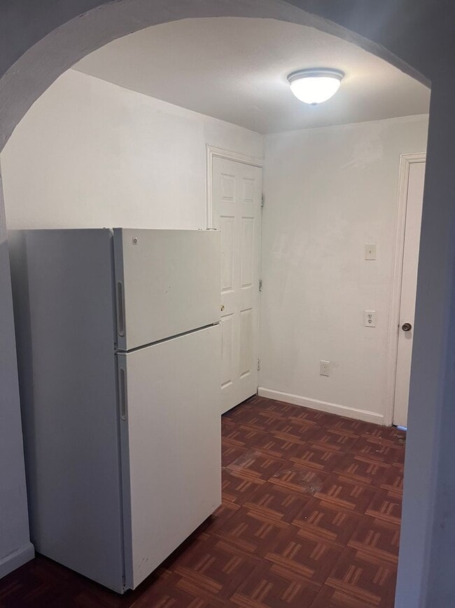 Building Photo - 2/1 in Southeast Sherman Near Rosedale Park