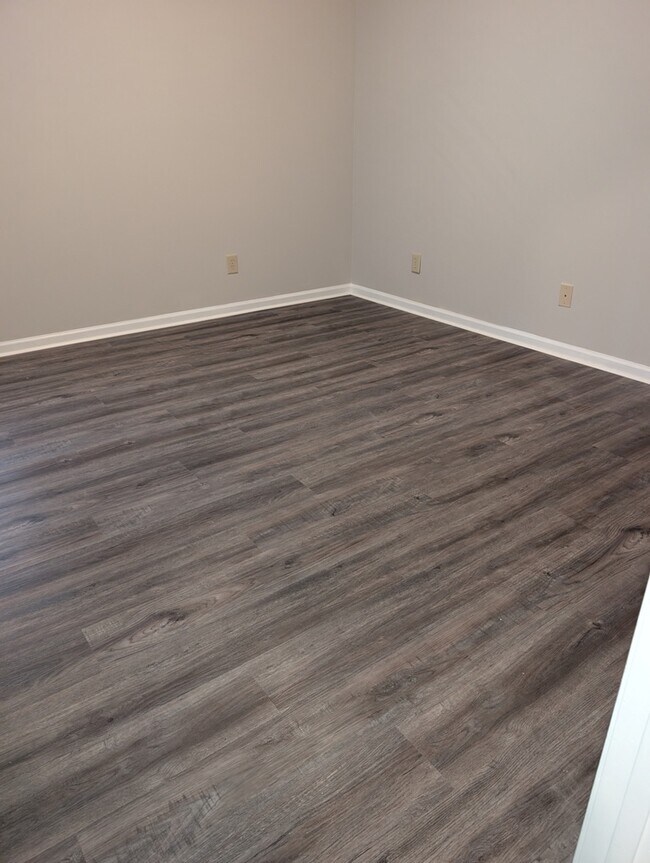 Building Photo - 2110 Shamrock Dr E