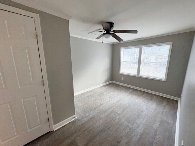 Building Photo - 2 Bedroom and 1 Bath Cottage with private parking and large back yard.