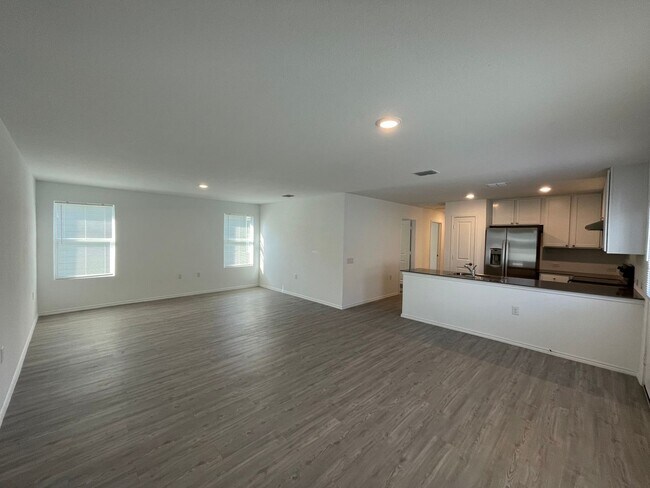 Building Photo - Like-New | 3 bed/2 bath | 1-story | No Carpet | Wonderful Amenities |On Golf Course in Mission De...