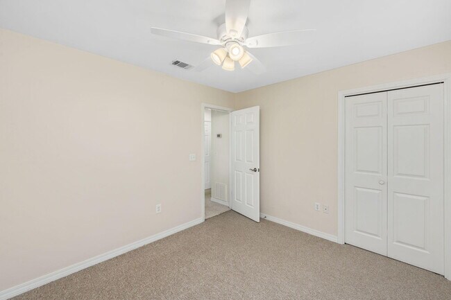 Building Photo - 305 Parkwood Pl