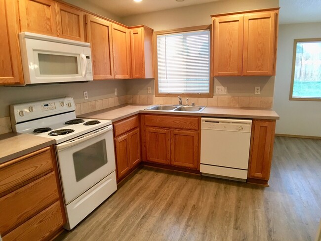 Building Photo - Finic5