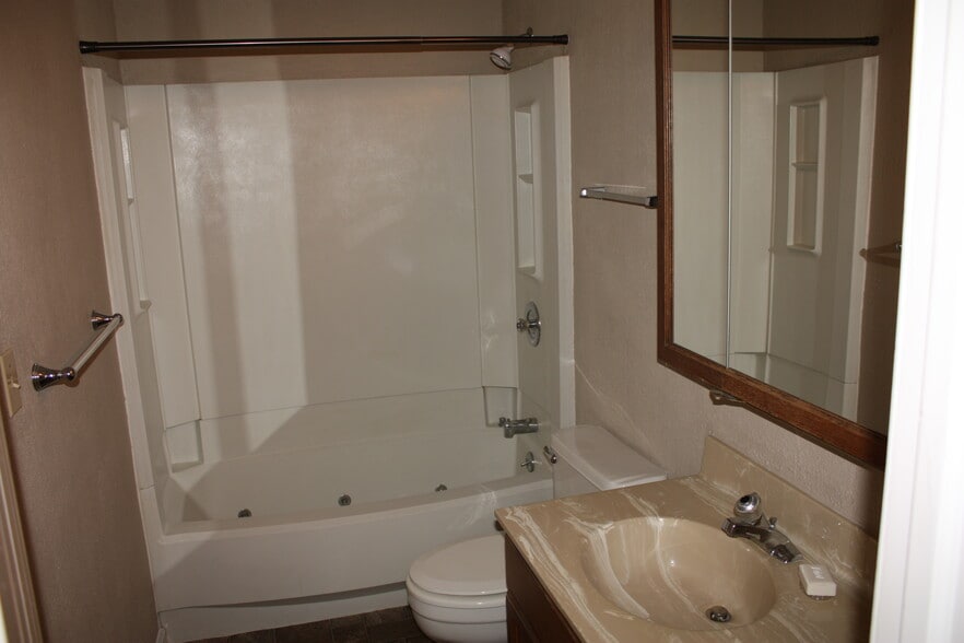Master bedroom bath room - 302 White Tail Way