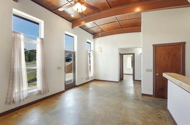 Building Photo - 658 Maple Ln