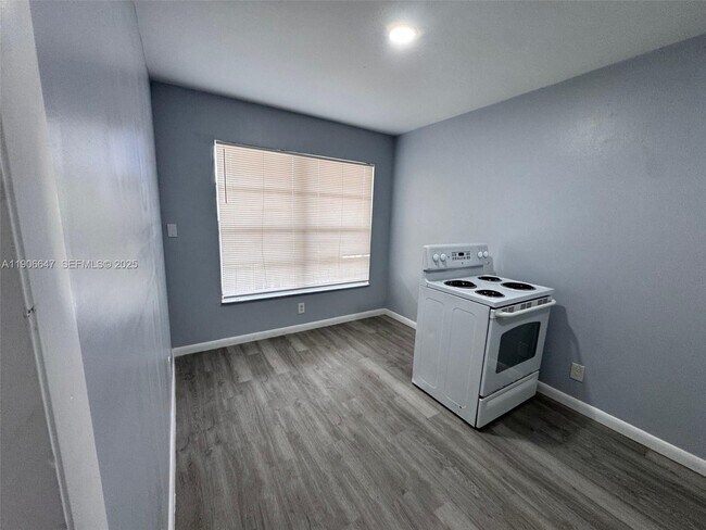 Building Photo - 6840 Pembroke Rd