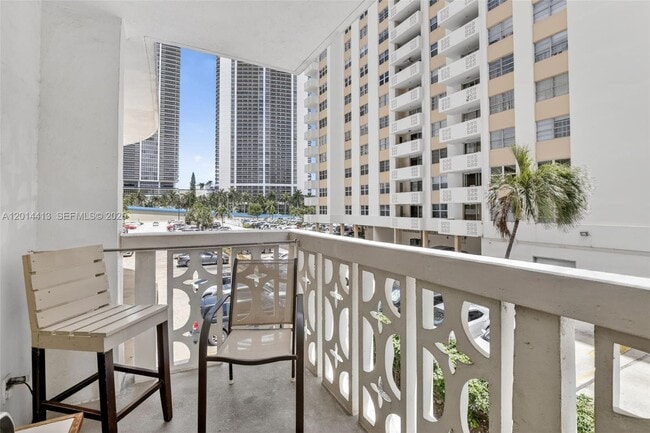 Building Photo - 1817 S Ocean Dr