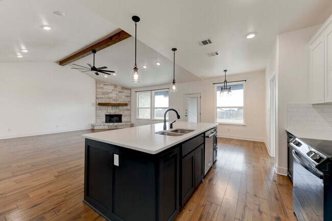 Building Photo - AVAILABLE NOW!