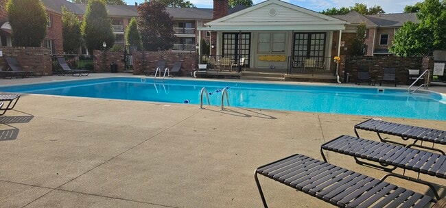 Building Photo - 991 Manor Ln