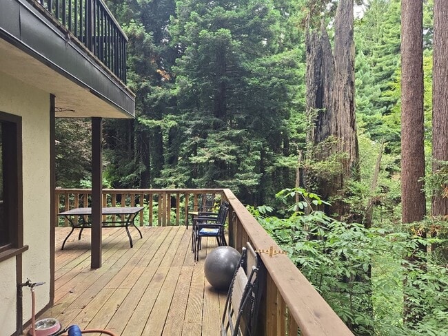 Building Photo - Pet Friendly! Redwood views! 3-bedroom hom...