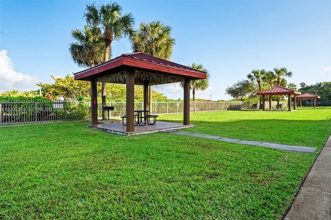 Building Photo - 2555 Collins Ave