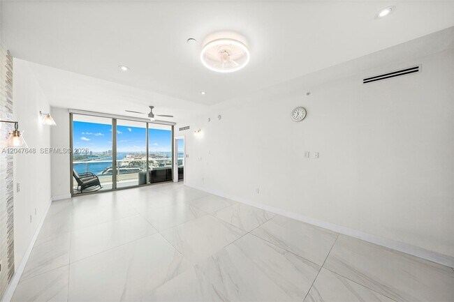 Building Photo - 900 Biscayne Blvd