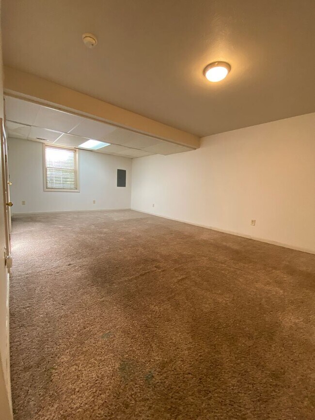 Building Photo - 3 Bedroom Duplex in Elkhart - HOUSING VOUC...